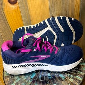 Brooks Ariel 20, size 10 ladies running shoe blue/purple
